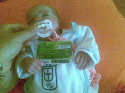 La pequeña Nayara recien nacida y ya socia del Oviedo